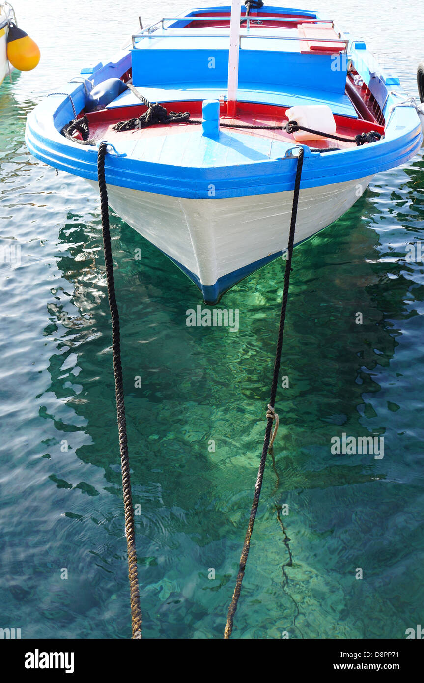 Vertäut weißen Fischerboot am kristallklaren Meer in Sizilien Stockfoto