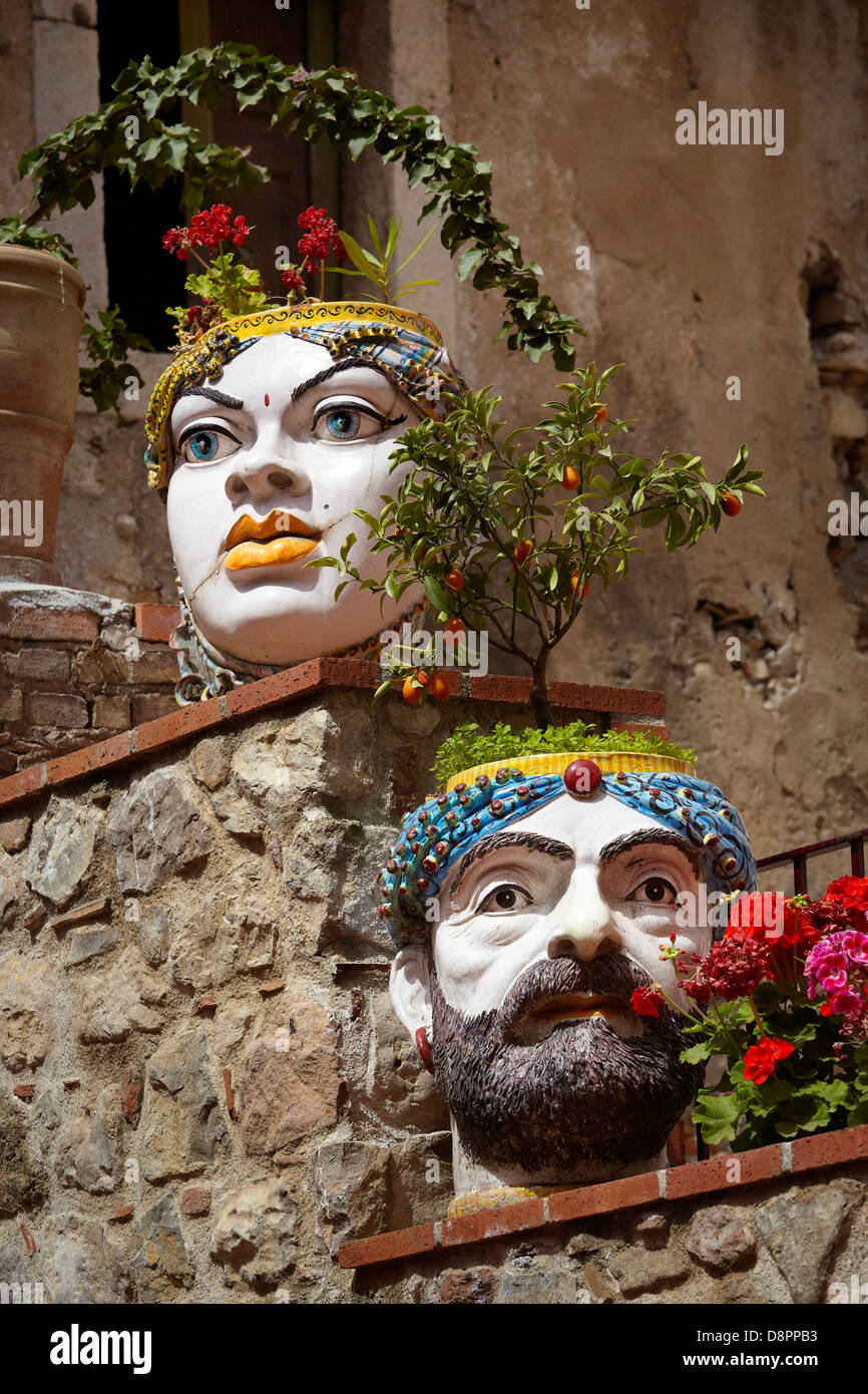 Sizilianische Keramik als Dekoration, Altstadt in Taormina, Sizilien, Italien Stockfoto
