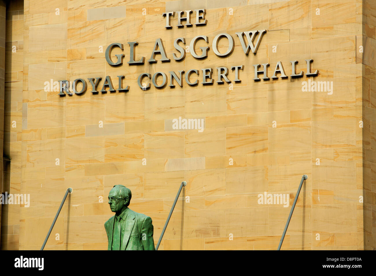 Die Royal Concert Hall und Donald Dewar Statue, Buchanan Galleries, Glasgow Stockfoto