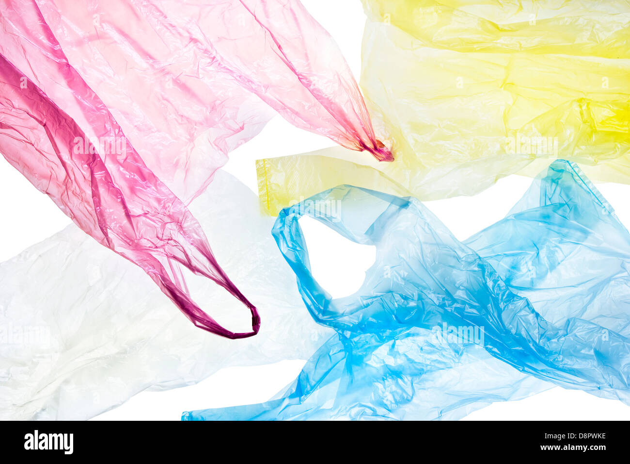 bunte, zerknitterten Plastiktüten isoliert auf weißem Hintergrund mit Beschneidungspfad enthalten Stockfoto