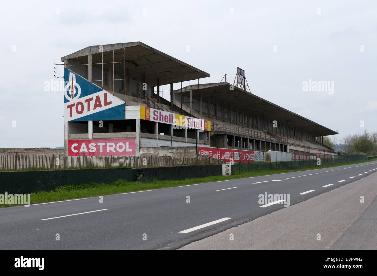 Die Überreste eines Teils des Reims-Gueux Racing Circuit neben eine Straße im Norden Frankreichs. Stockfoto