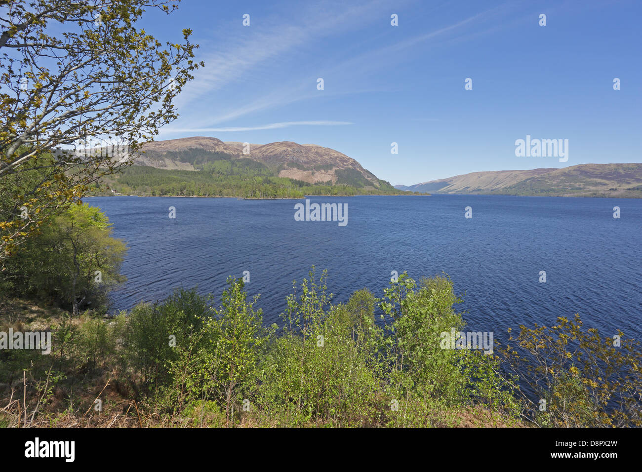 Blick auf Loch Lochy an einem sonnigen Tag Stockfoto