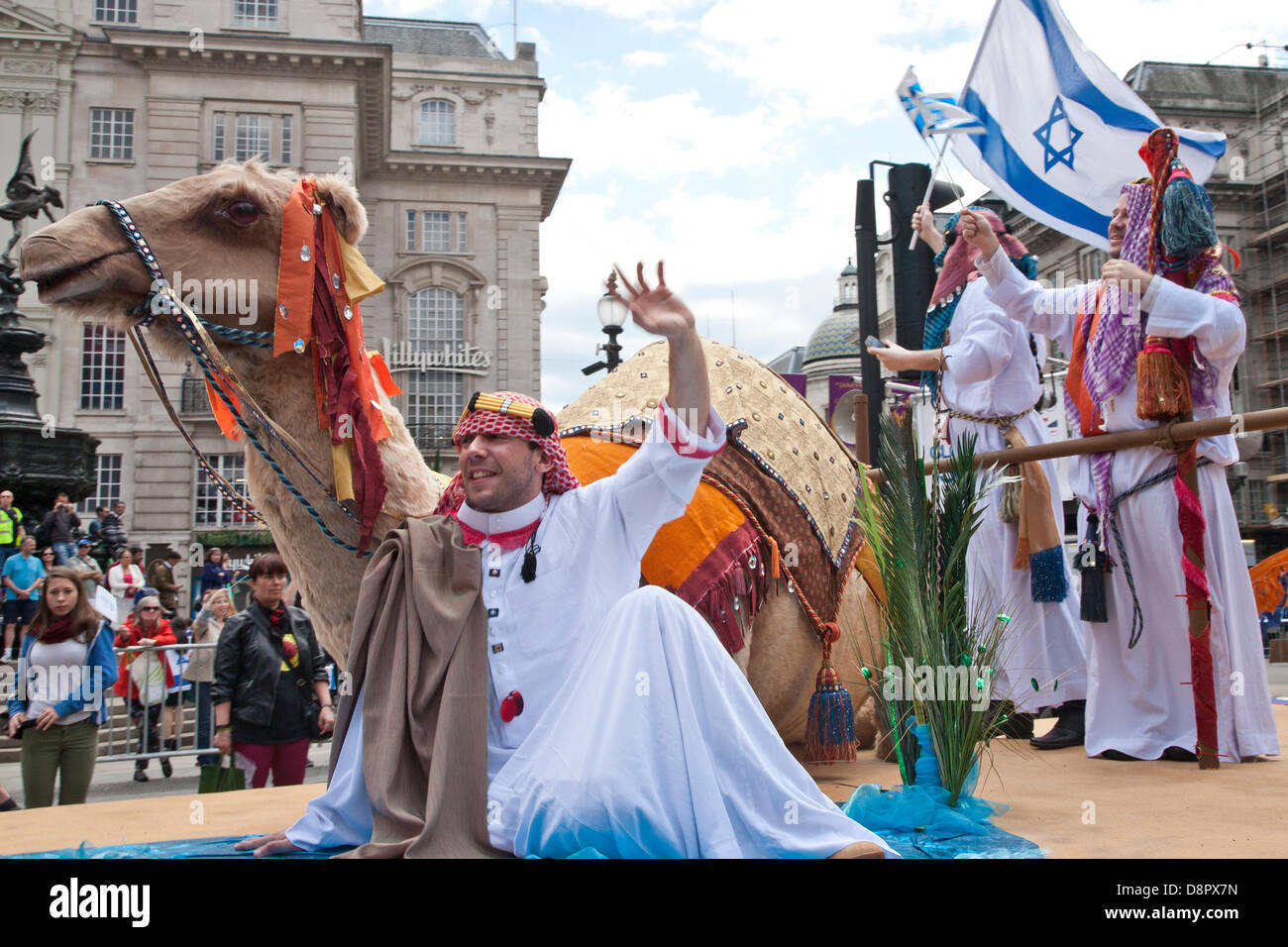 London, UK. 2. Juni 2013. London, UK. 2. Juni 2013. Hunderte von Menschen die Teilnahme am "Näher an Israel" Veranstaltung am Trafalgar Square, Israels 65. Jahrestag zu feiern. London, England, UK, GB. Bildnachweis: Adina Tovy/Alamy Live-Nachrichten Stockfoto