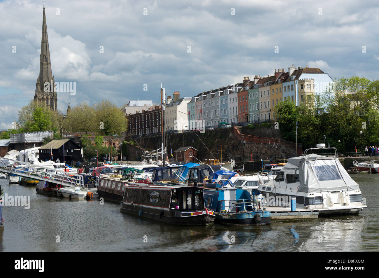 Kirche St Mary Redcliffe und Redcliffe Parade gesehen über den schwimmenden Hafen, Bristol. Stockfoto