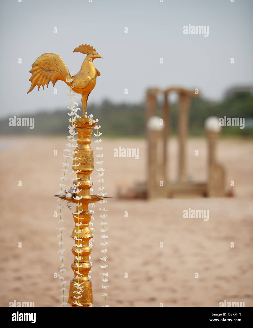 Rituelle Dekorationen am Strand für eine traditionelle Sri Lanka Hochzeit Stockfoto