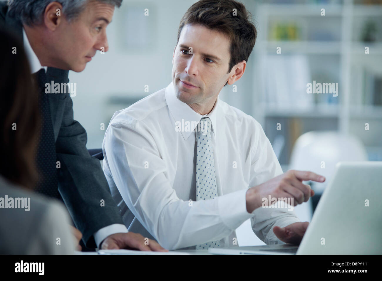 Geschäftspartnern, die Zusammenarbeit mit Laptop-computer Stockfoto