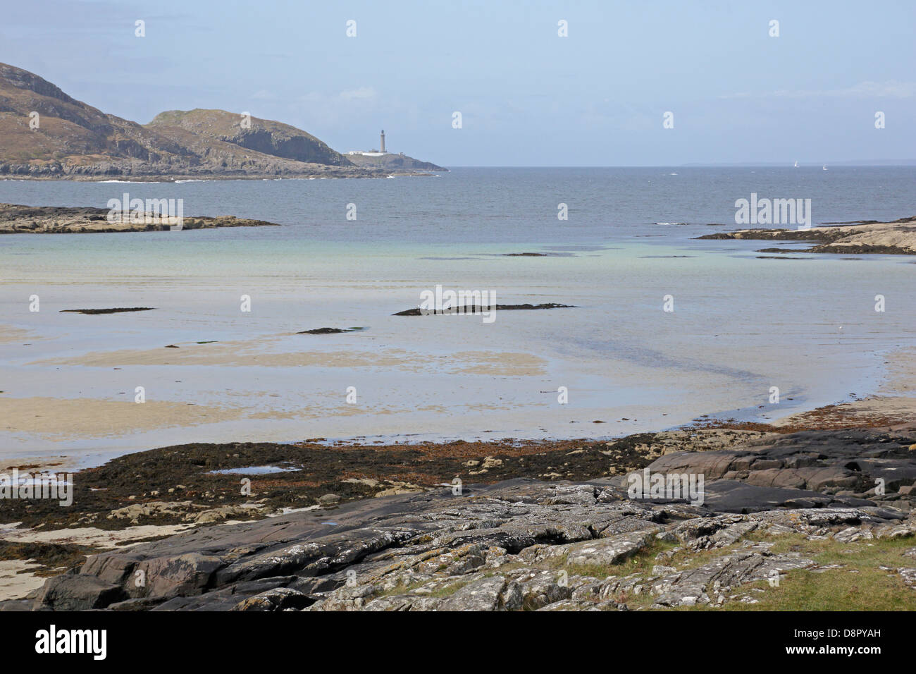 Ansicht von Sanna Bay mit Fernblick über Ardnamurchan Leuchtturm Stockfoto