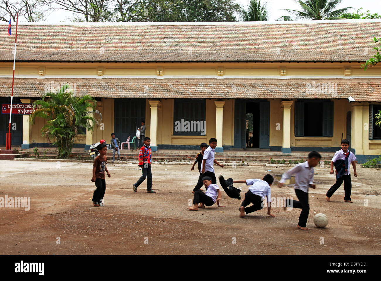 Kinder spielen Fußball in der Schule Boden, Luang Prabang, Laos Stockfoto