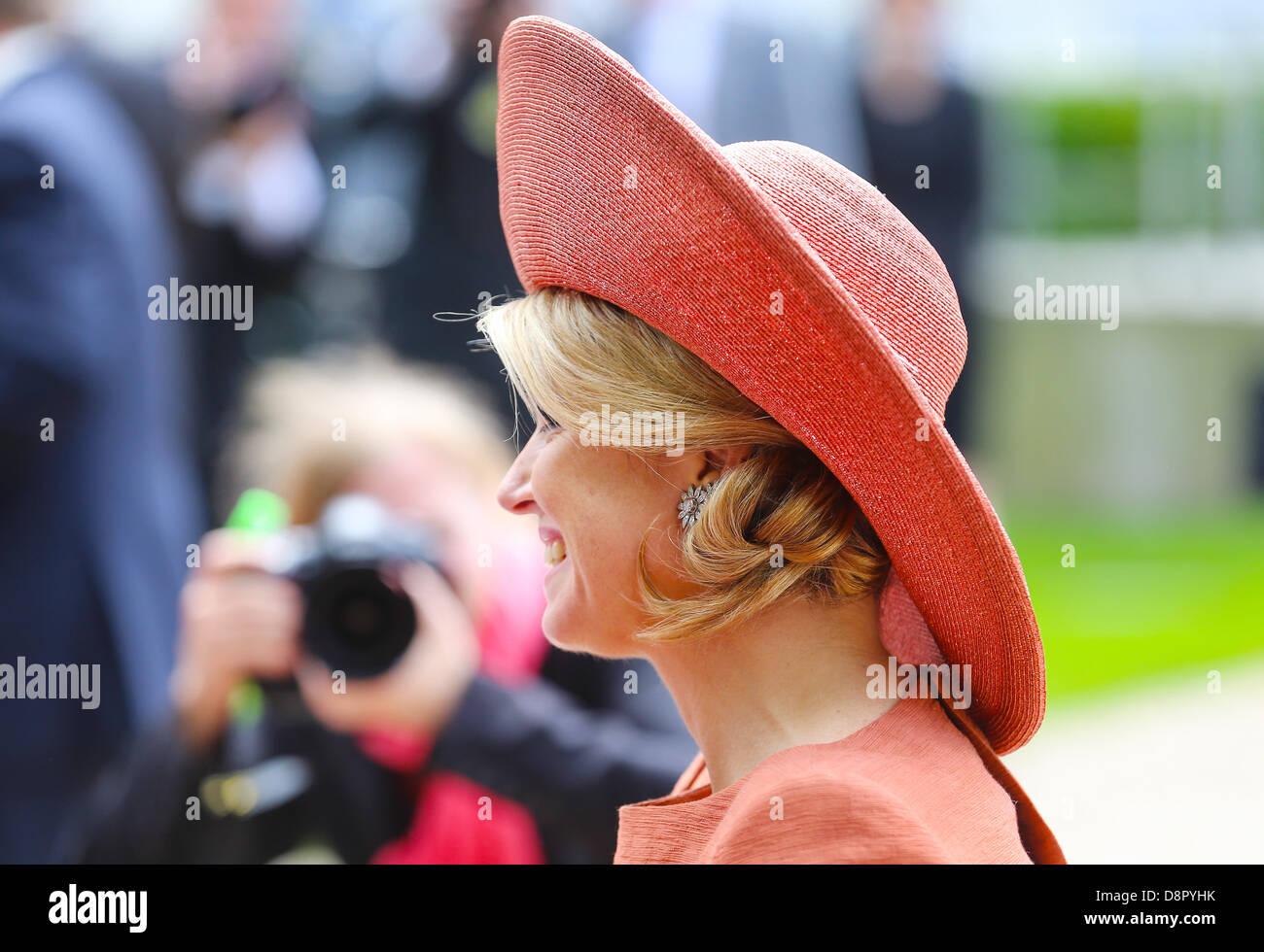 Berlin, Deutschland. 3. Juni 2013. Niederländischer König Willem-Alexander und Maxima Königin Stellen außerhalb von Schloss Bellevue in Berlin, Deutschland, 3. Mai 2013. Das niederländische Königspaar ist bei einem zweitägigen Besuch in Deutschland. : Bildnachweis Hannibal: Dpa picture-Alliance/Alamy Live News Stockfoto