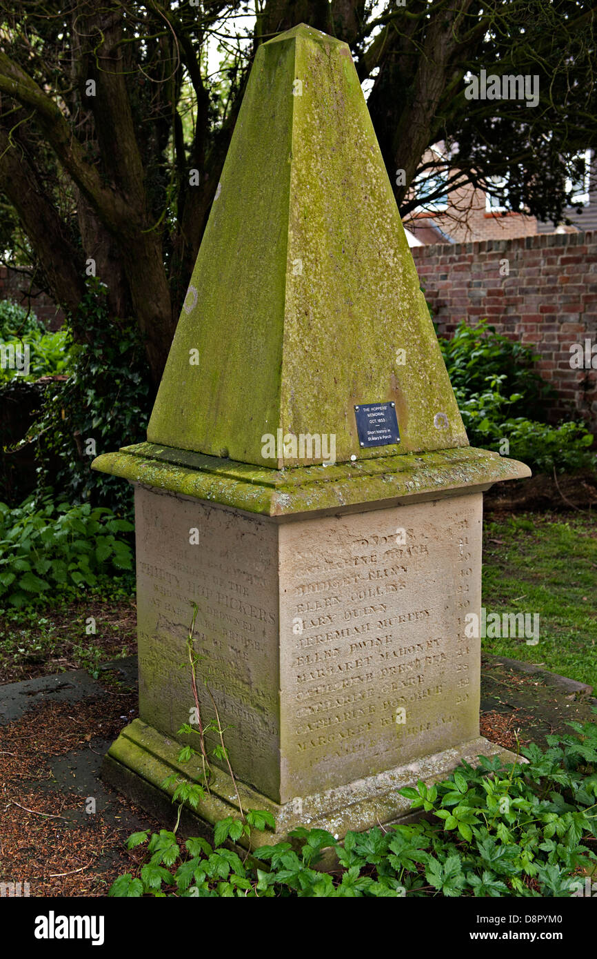 Das Denkmal für die 30 Hopfenarbeitseinsatz, die im Jahre 1853 in der Hartlake Brücke Katastrophe gestorben. Die Stein hat die Form eines Oast-Brennofen. Stockfoto