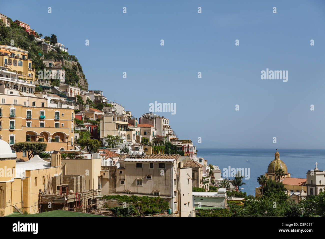 Resort mit Blick auf die Küste auf einem Hügel in Positano an der Amalfiküste Stockfoto