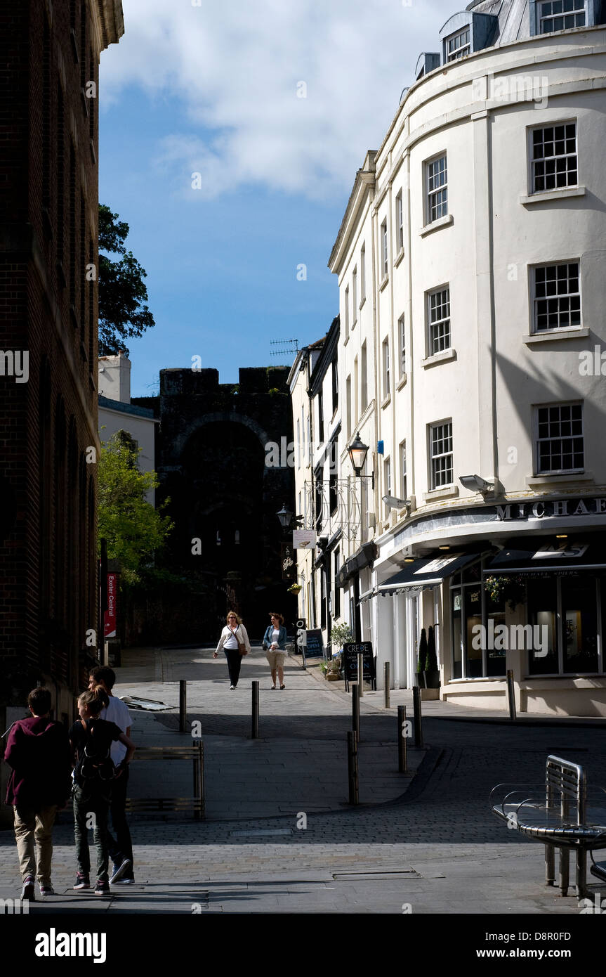 Exeter High Street, Rougemont Castle Platz in der Geschichte ist durch seine Verbindung mit Hexenprozesse und die letzten vier wi vernarbt. Stockfoto