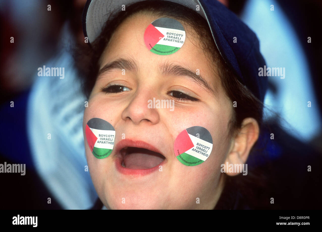 Demo außerhalb der israelischen Botschaft in London, UK gegen die israelischen Einfälle in die palästinensischen Gebiete. 6. april 2002. Stockfoto