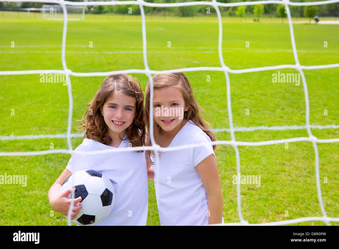 Fußball Fußball Kind Mädchen spielen auf Outdoor-Sportplatz Stockfoto