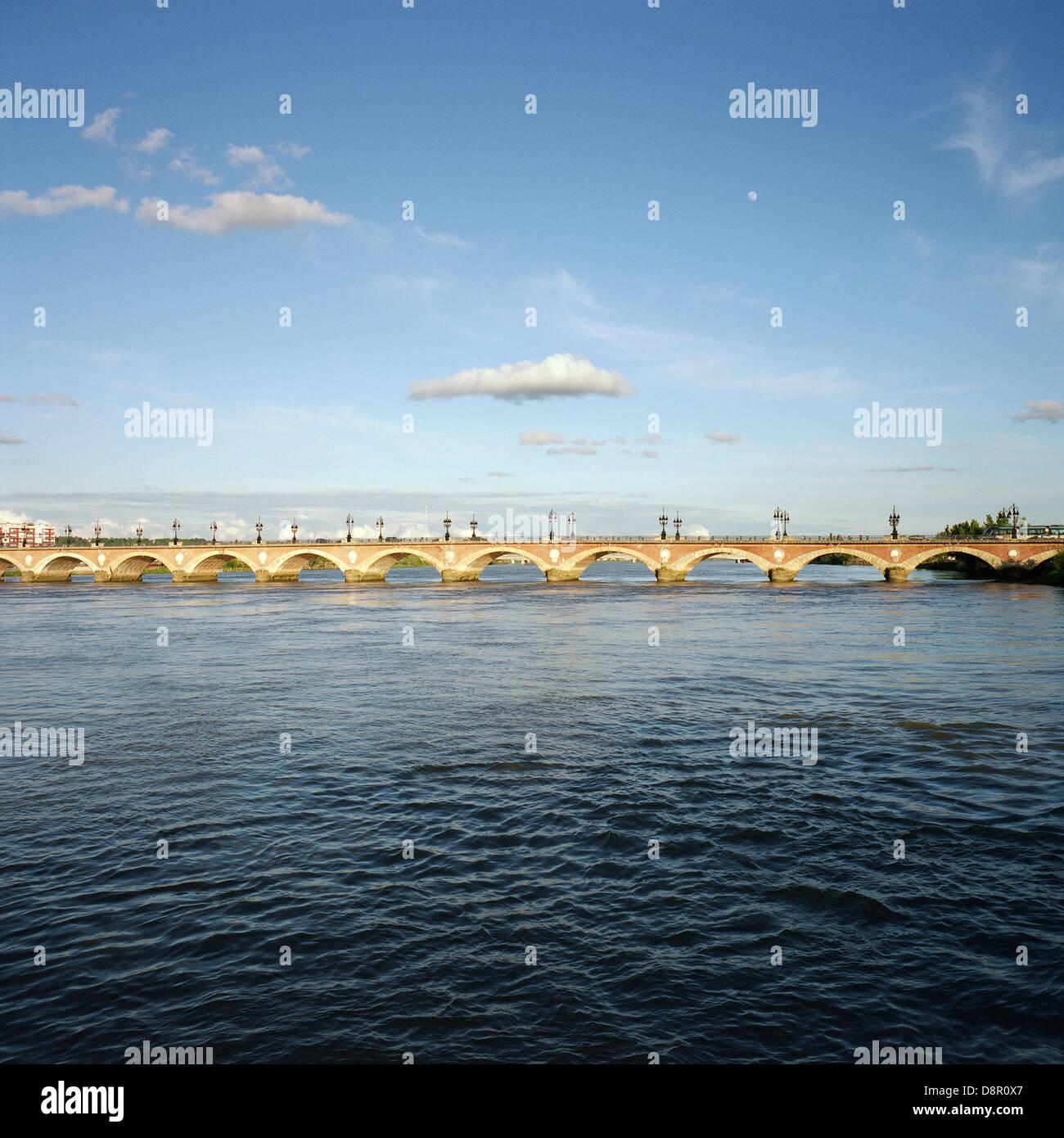 Bordeaux. Frankreich. Fluss Garonne und Pont de Pierre. Stockfoto
