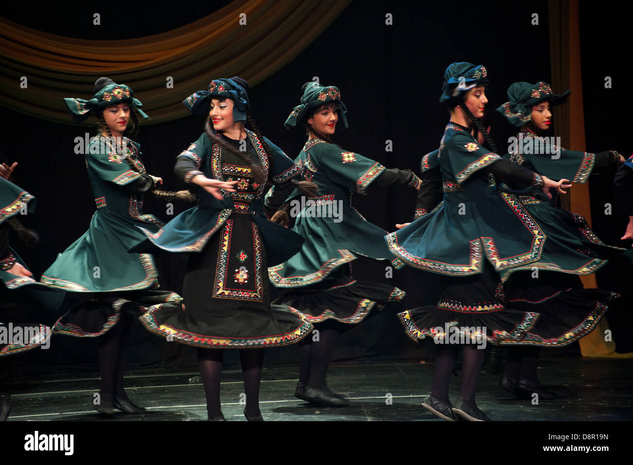 Georgische Kinder gekleidet mit traditionellen Kostümen tanzen eine Folklore-Tanz-Show auf der Bühne. Stockfoto