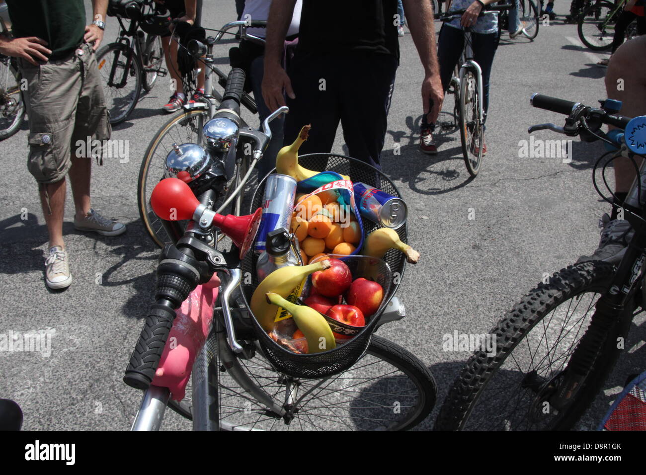Rom, Italien. 2. Juni 2013. Viele Biker Treffen am Piramide Station in Rom für "Masse" Rallye Fahrt mit dem Fahrrad zum Strand von Ostia. Bildnachweis: Gari Wyn Williams/Alamy Live-Nachrichten Stockfoto
