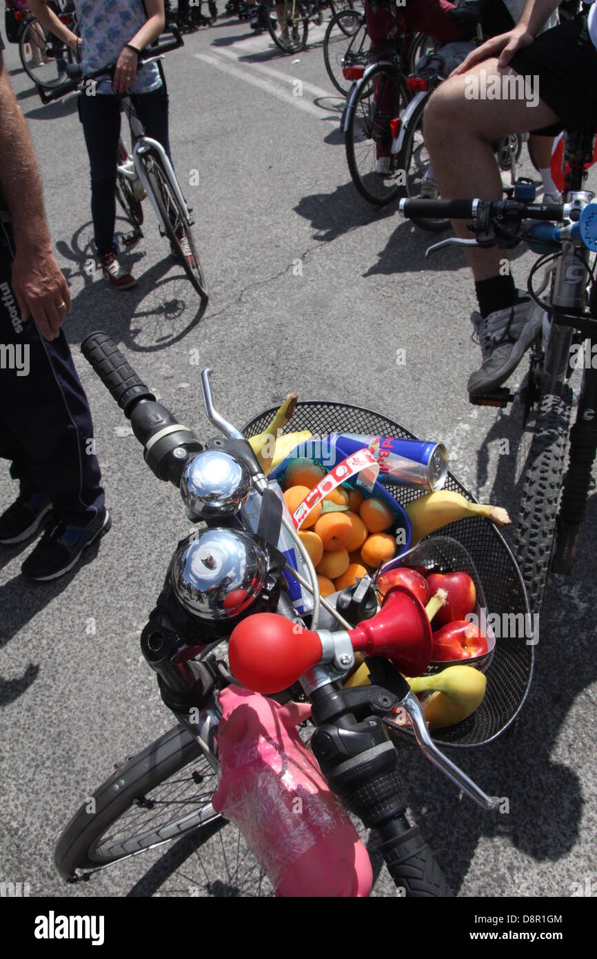 Rom, Italien. 2. Juni 2013. Viele Biker Treffen am Piramide Station in Rom für "Masse" Rallye Fahrt mit dem Fahrrad zum Strand von Ostia. Bildnachweis: Gari Wyn Williams/Alamy Live-Nachrichten Stockfoto