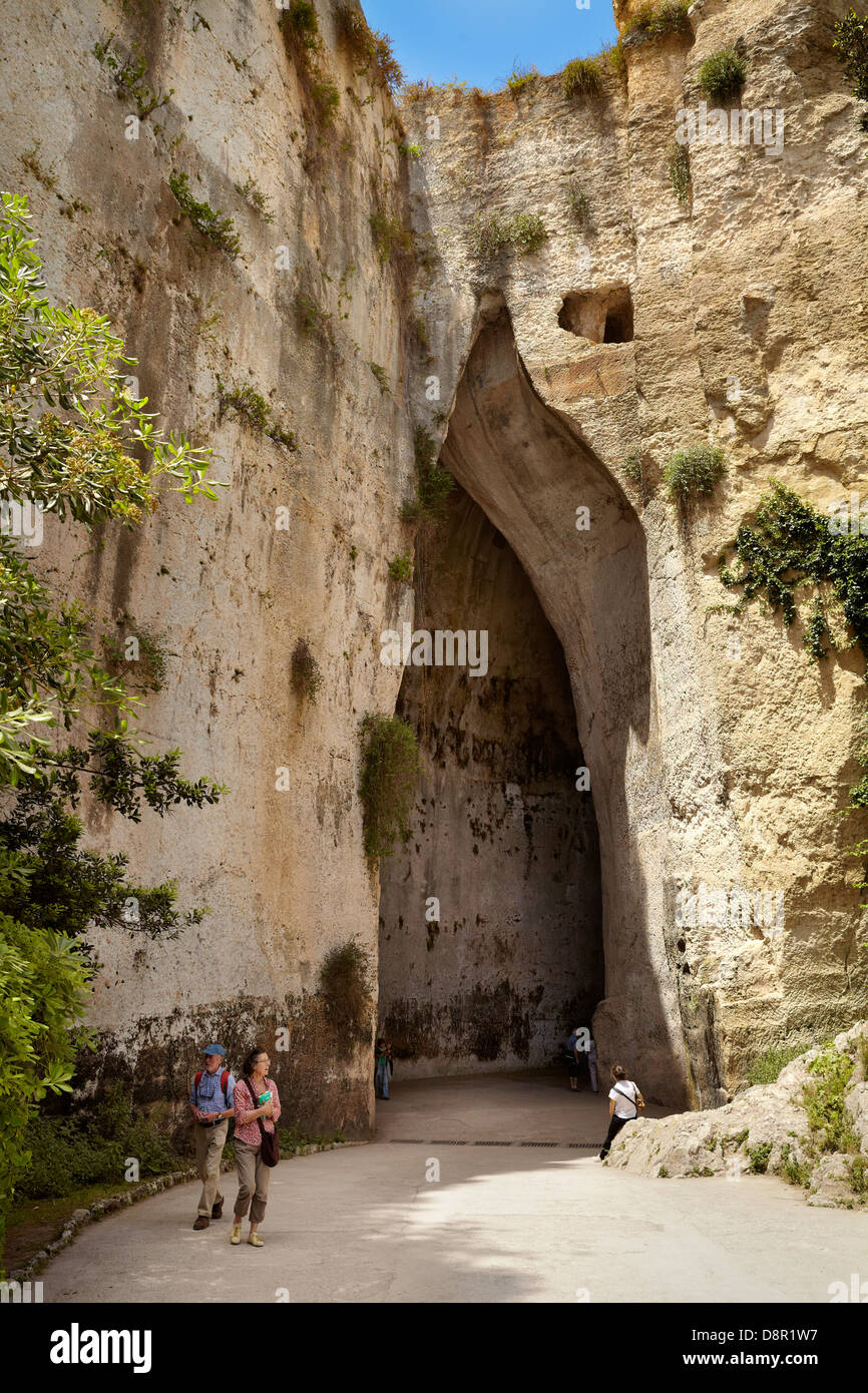 Eingang in die Höhle, bekannt als das Ohr des Dionysius (Orecchio di Dionisio), Siracusa, Sizilien, Italien Stockfoto