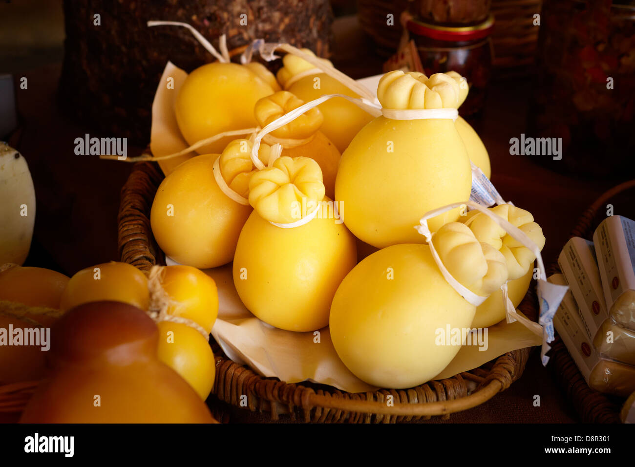 Käse - viele traditionelle sizilianische Käsesorten, Lebensmittelmarkt von Ortigia, Syrakus, Sizilien, Italien Stockfoto