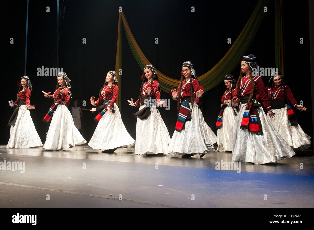 Georgische Kinder gekleidet mit traditionellen Kostümen tanzen eine Folklore-Tanz-Show auf der Bühne. Stockfoto