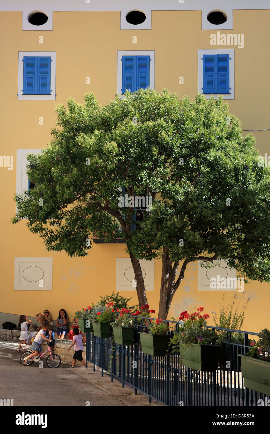 Kinder spielen auf der Straße in das hochgelegene Dorf Castellar in der Nähe von Menton. Stockfoto