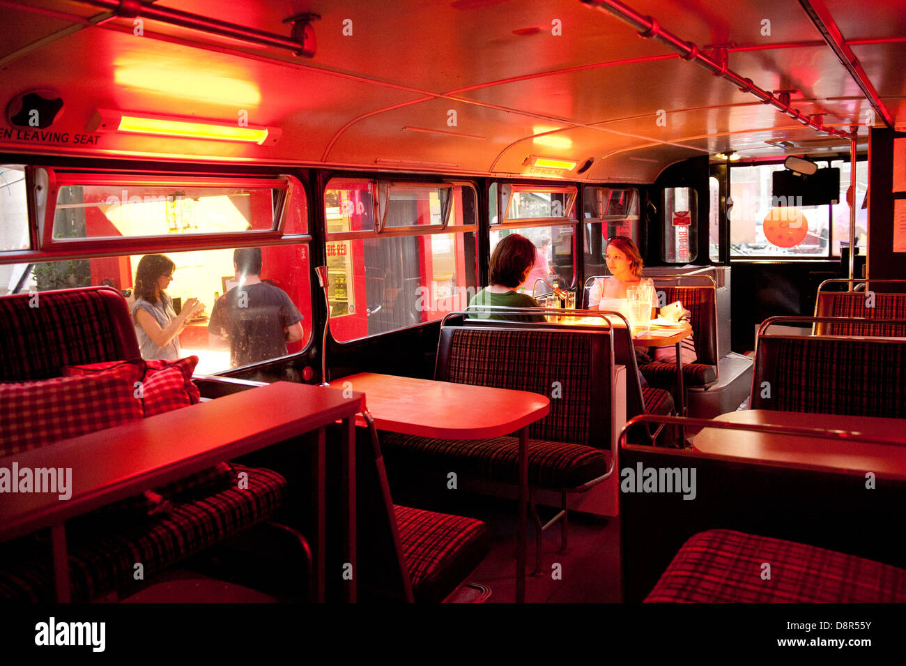 Die Big Red Bus - eine ehemalige Nummer 30-Doppeldecker-Bus. Nicht mehr  gebräuchlich, hat in eine Pizzeria verwandelt wurde Stockfotografie - Alamy