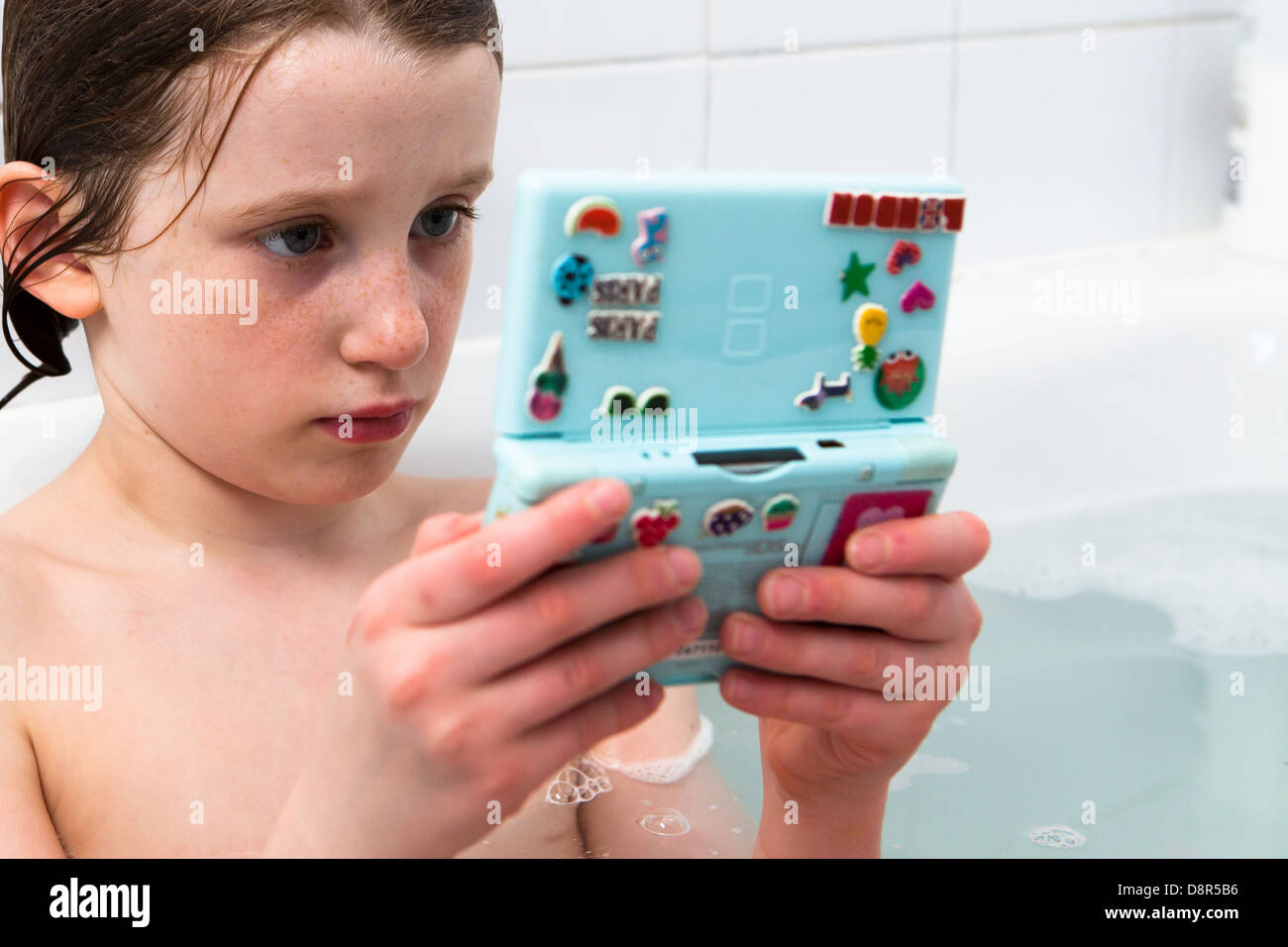 Kind, das blaues nintendo ds im bad spielt -Fotos und -Bildmaterial in  hoher Auflösung – Alamy