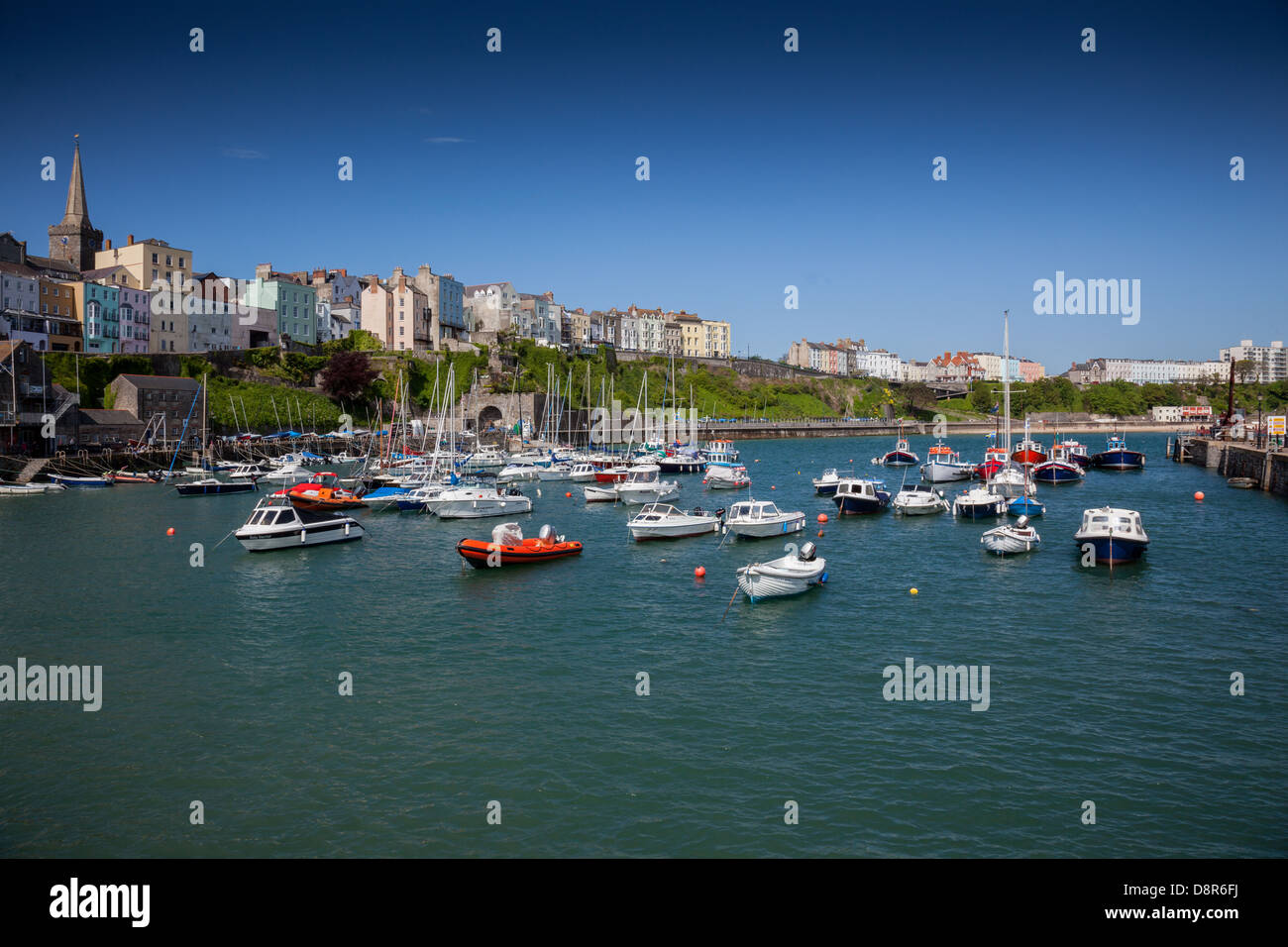 Boote im Hafen von Tenby, Pembrokeshire, Wales Stockfoto