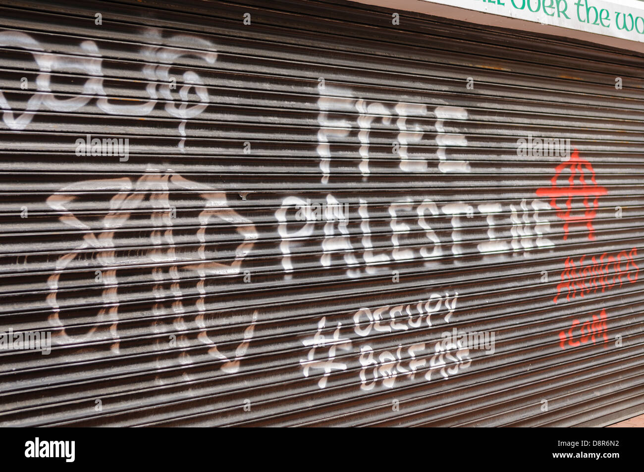 Graffiti auf einer Shop-Auslöser "Freies Palästina #occupy Belfast" Stockfoto
