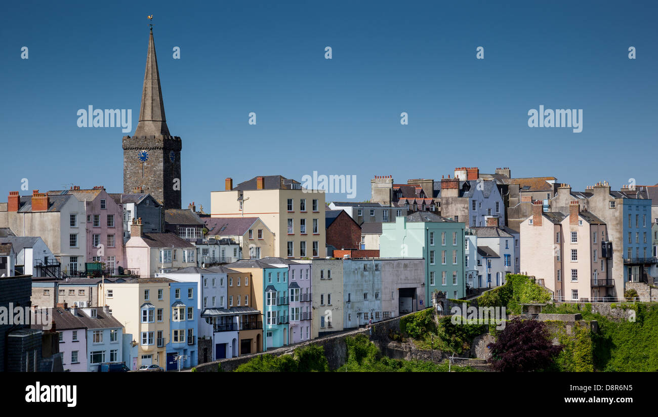 Farbenfrohe Gebäude entlang der Harbourfront in Tenby, Pembrokeshire, Wales Stockfoto