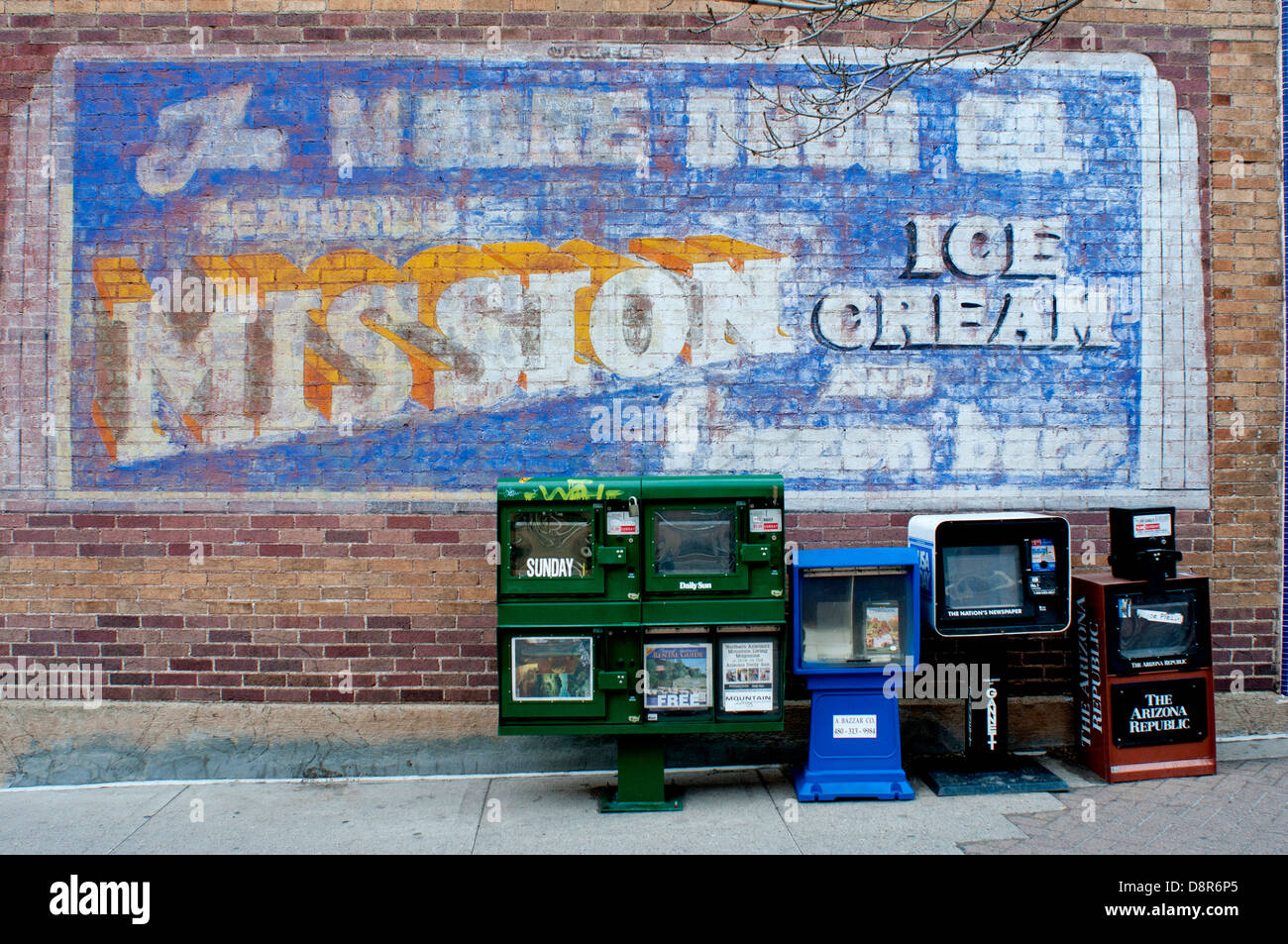 Wand gemalt Werbung für Eis, mit Zeitung Maschinen unten in Flagstaff, Arizona. Stockfoto