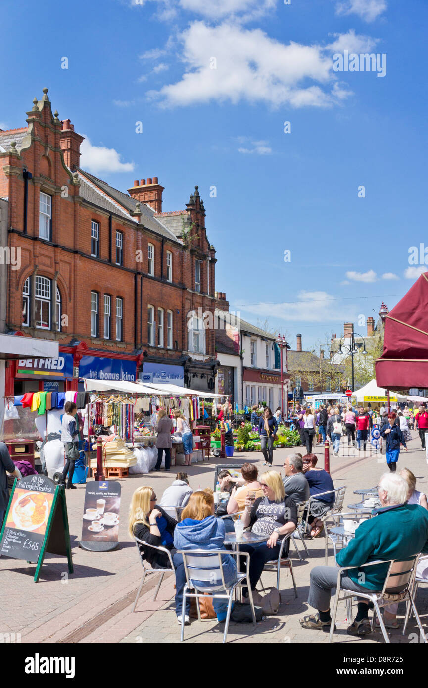 Belebten Marktplatz am Markttag in Long Eaton Derbyshire England UK GB EU Europa Stockfoto