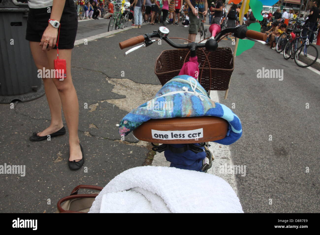 Rom, Italien. 2. Juni 2013. Viele Biker Treffen am Piramide Station in Rom für "Masse" Rallye Fahrt mit dem Fahrrad zum Strand von Ostia. Bildnachweis: Gari Wyn Williams/Alamy Live-Nachrichten Stockfoto