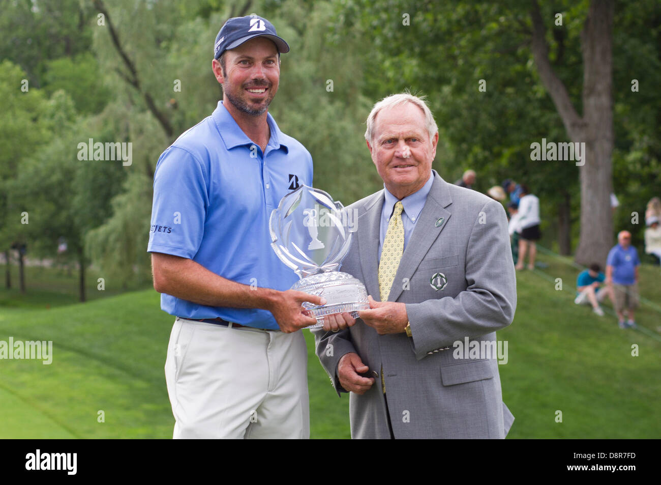 Dublin, Ohio, USA. 2. Juni 2013.  Matt Kuchar posiert mit Jack Nicklaus und The Memorial Trophy bei der Preisverleihung von The Memorial Tournament im Muirfield Village Golf Club in Dublin, Ohio. Bildnachweis: Cal Sport Media/Alamy Live-Nachrichten Stockfoto