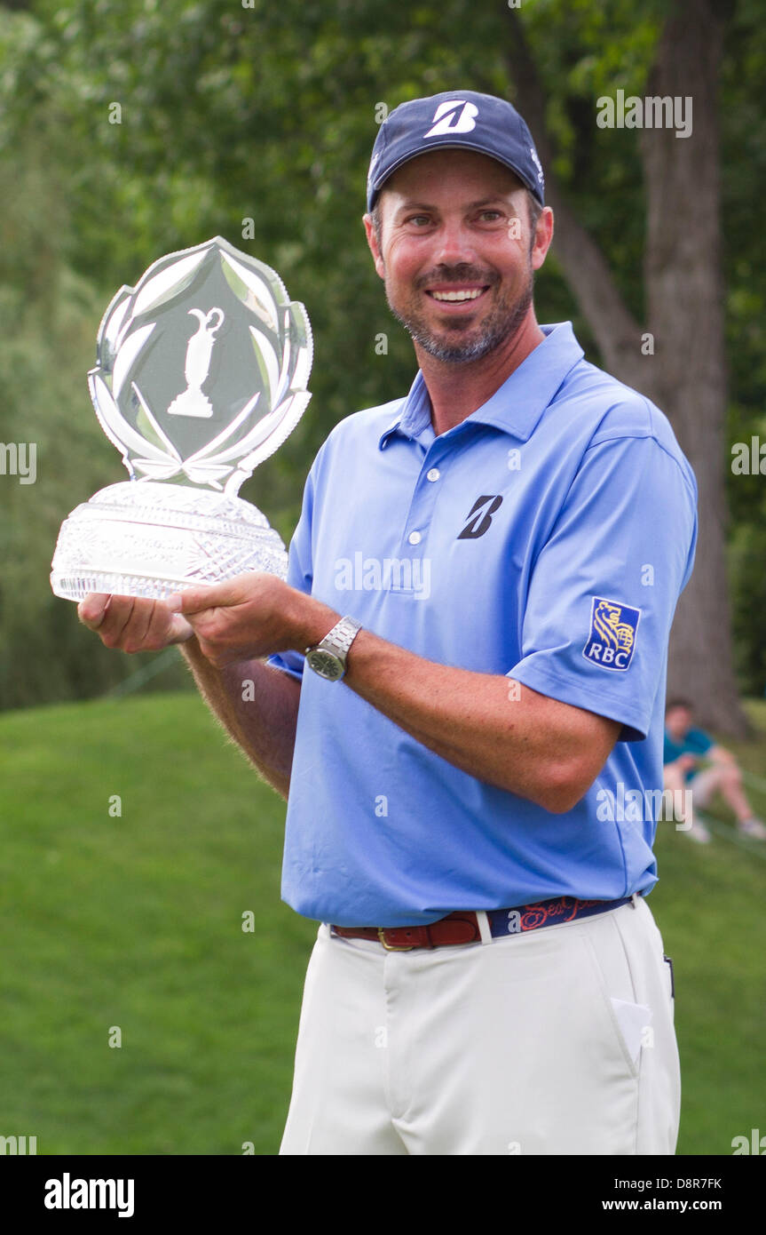 Dublin, Ohio, USA. 2. Juni 2013.  Matt Kuchar posiert mit The Memorial Trophy bei der Preisverleihung von The Memorial Tournament im Muirfield Village Golf Club in Dublin, Ohio. Bildnachweis: Cal Sport Media/Alamy Live-Nachrichten Stockfoto
