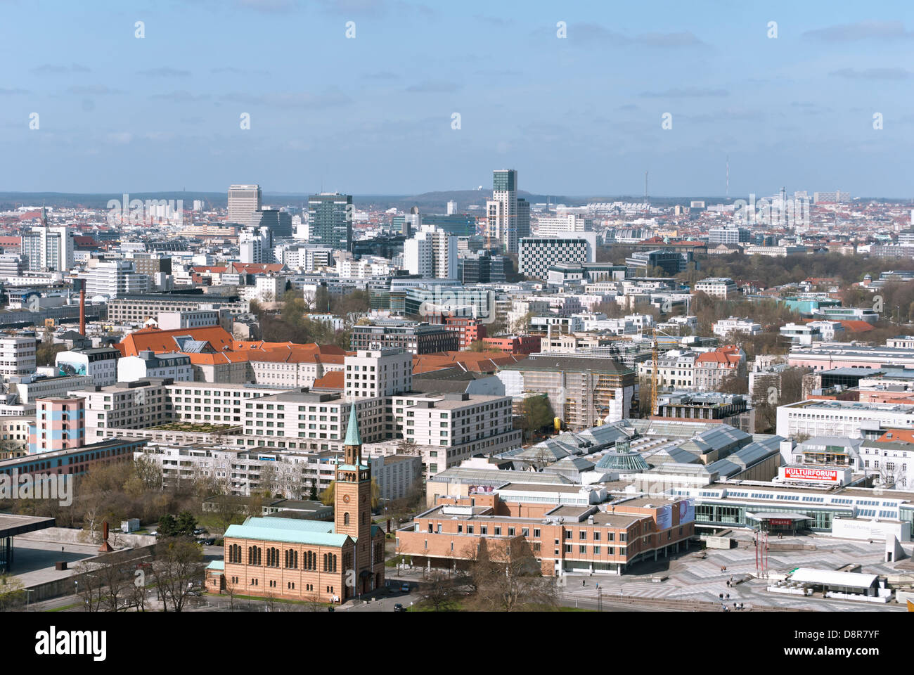 Blick auf die moderne Stadt und St. Matthaeuskirche in Berlin, Deutschland Stockfoto