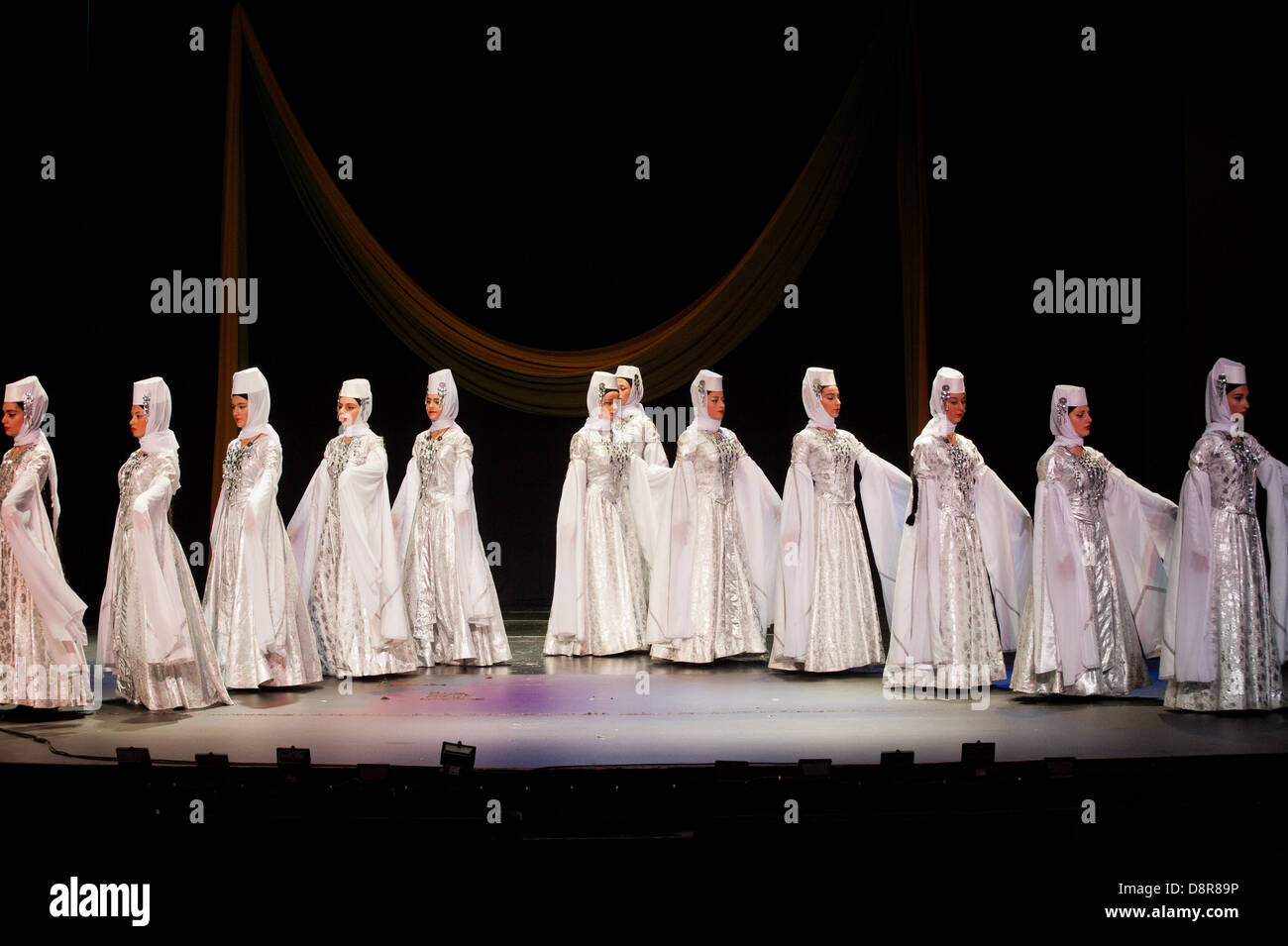 Georgische Kinder gekleidet mit traditionellen Kostümen tanzen eine Folklore-Tanz-Show auf der Bühne. Stockfoto