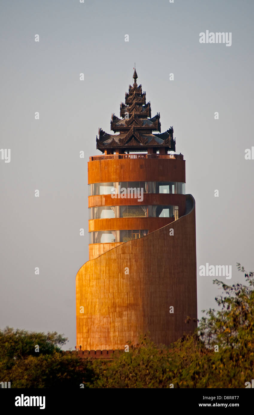 Bagan umstrittene Nann Myint-Aussichtsturm von Militärregierung für Touristen gebaut Besichtigung der Pagode Ruinen. Stockfoto
