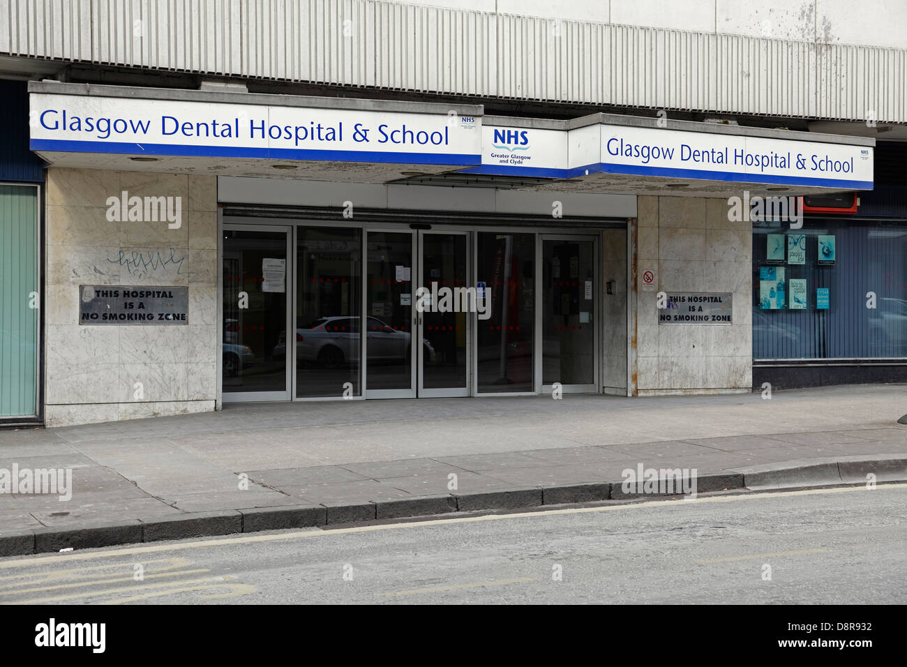 Eingang zum NHS Glasgow Dental Krankenhaus und Schule auf der Sauchiehall Street in Glasgow, Schottland Stockfoto