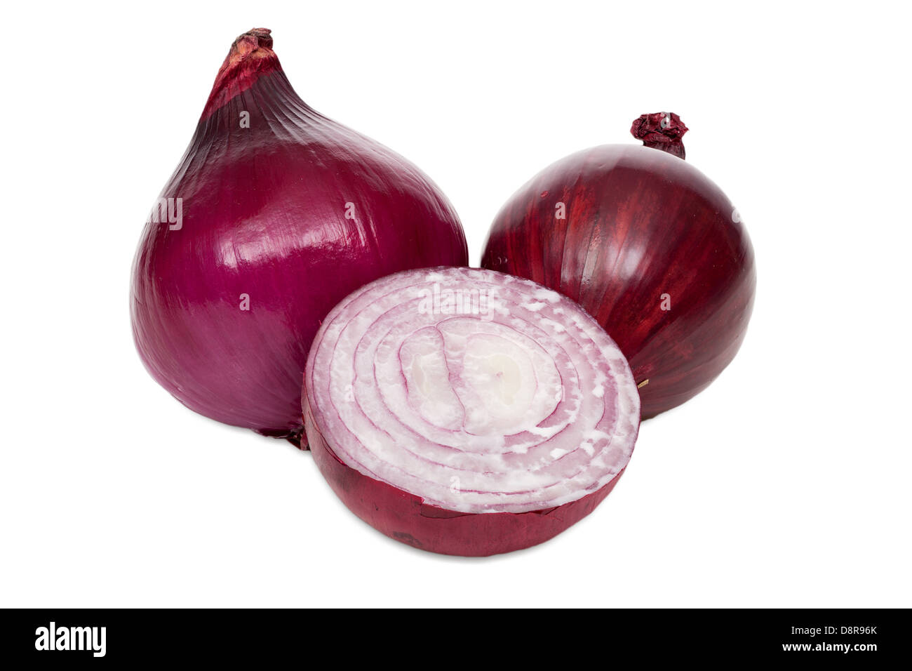 Rote Zwiebeln, ganz und halb isoliert auf weißem Hintergrund Stockfoto