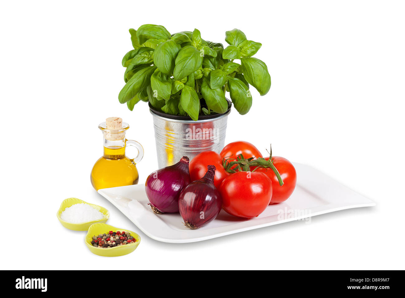 Zutaten für einen Tomatensalat mit Basilikum isoliert auf weißem Hintergrund Stockfoto