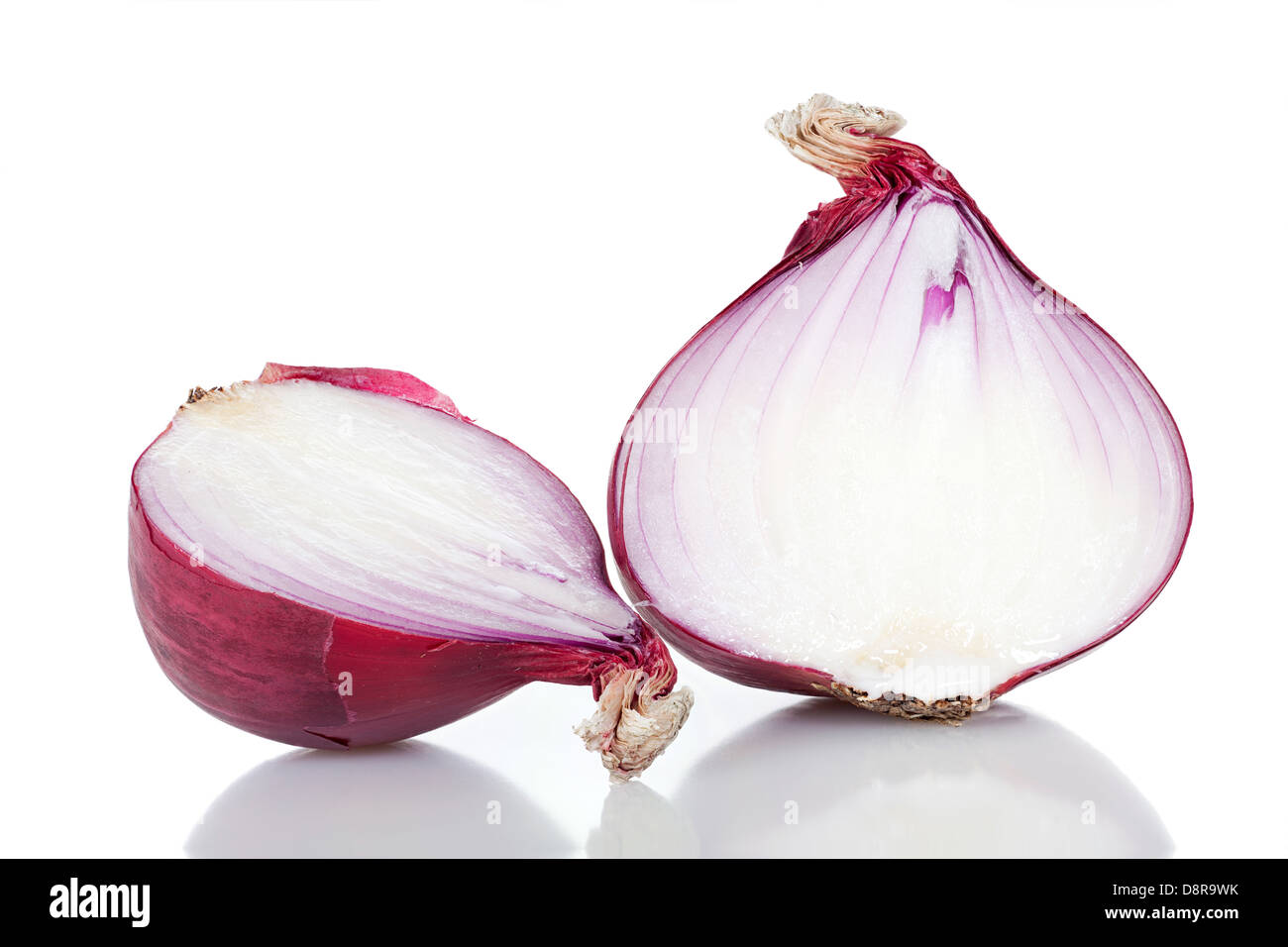 Zwei Hälften einer roten Zwiebel vor einem weißen Hintergrund isoliert Stockfoto