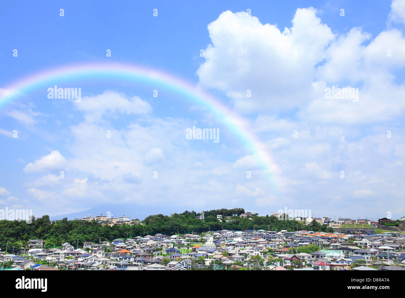 Wohngebiet und Regenbogen, Präfektur Shizuoka Stockfoto