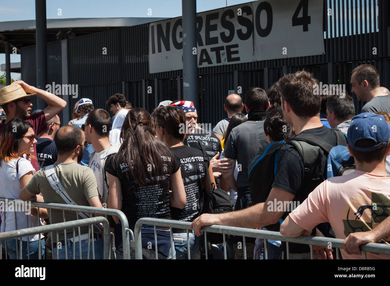 Mailand, Italien - 3. Juni 2013: Versammeln sich Tausende von Fans außerhalb des Stadions für Bruce Springsteen World Tour 2013 in Mailand. Stockfoto