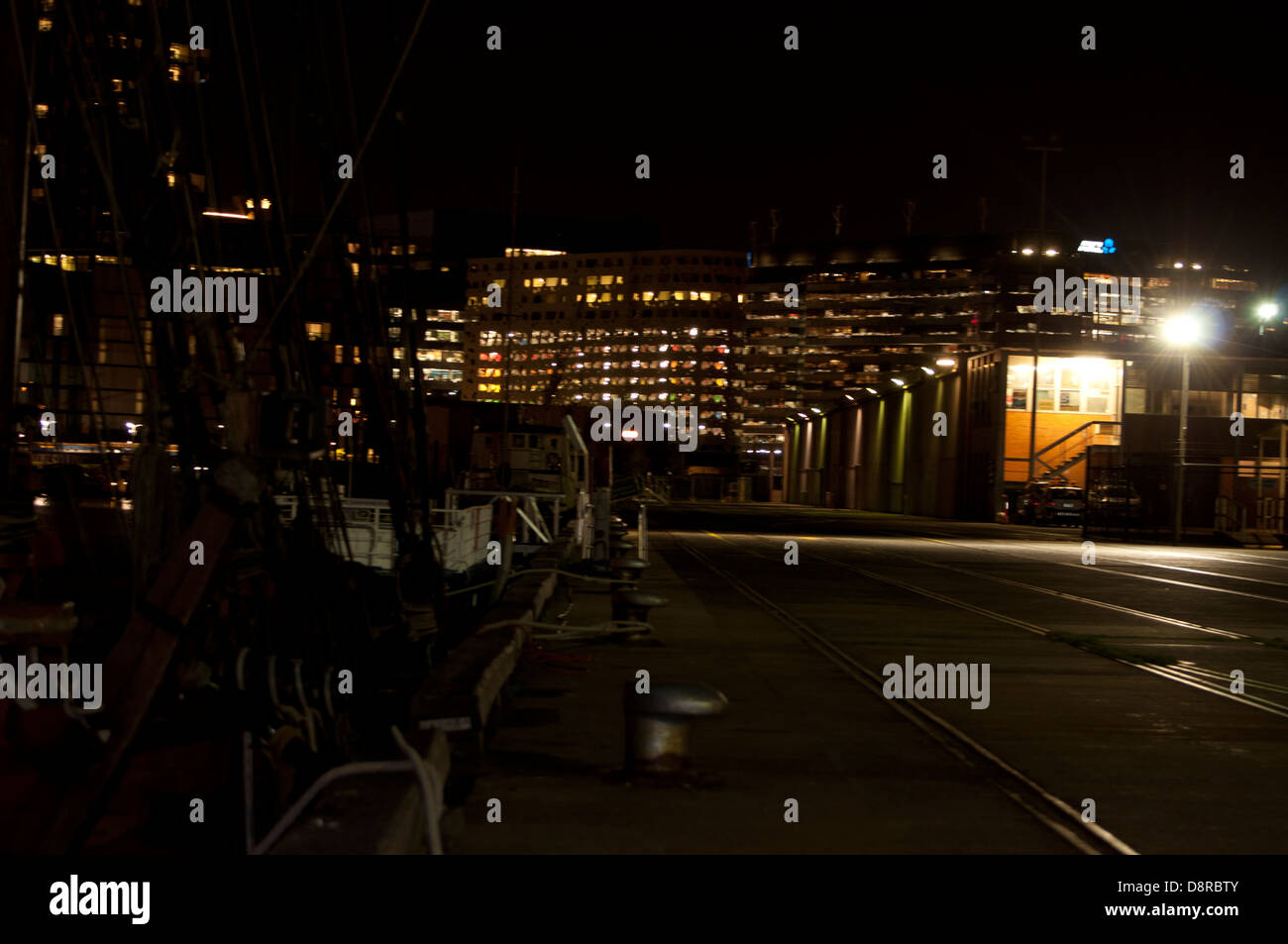 Segelschiff vor Anker im Hafen in Melbourne City mit Nacht Skyline der Stadt im Hintergrund Stockfoto