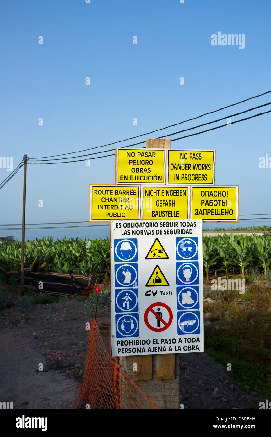 Anzeichen auf einer Baustelle in Teneriffa, Kanarische Inseln, Spanien, in 5 verschiedenen Sprachen. Stockfoto