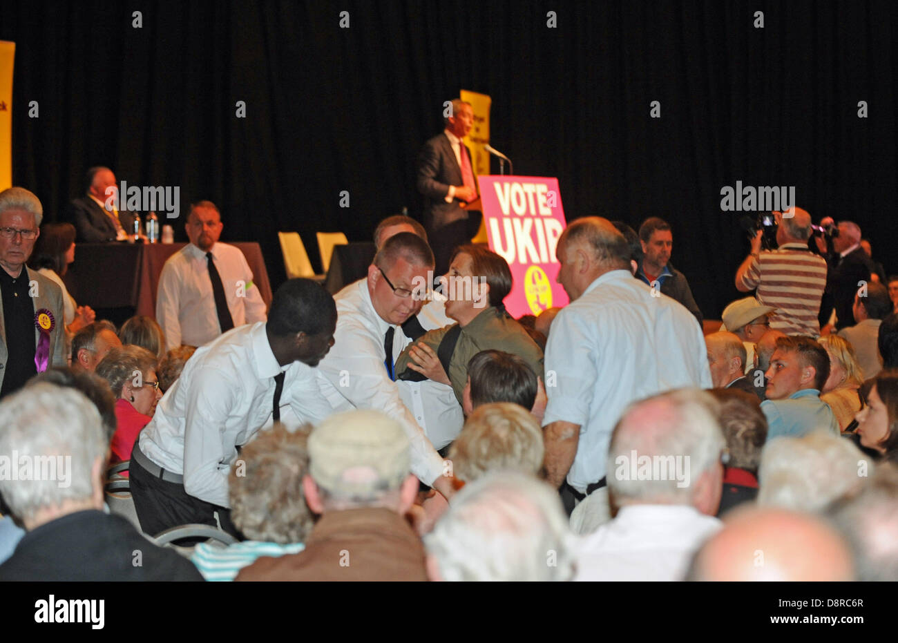 Hove, UK 3. Juni 2013 - Demonstranten sind weg wie UKIP Führer Nigel Farage spricht hinter bei einem Treffen in einem gepackten Hove Rathaus heute Abend weiter misshandelt Stockfoto