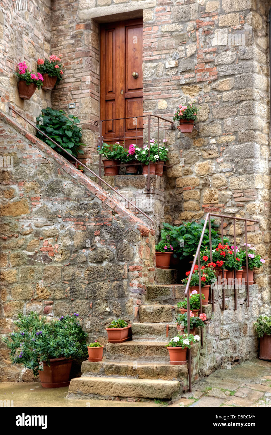 altes Steinhaus im mittelalterlichen Borgo Monticchiello, Toskana, Italien Stockfoto