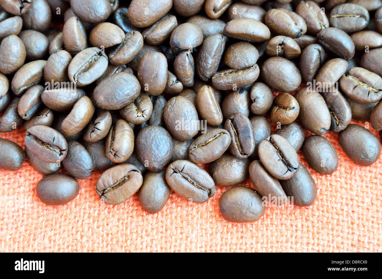 Kaffeebohnen auf Textil-Hintergrund Stockfoto